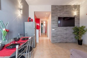 Frigorífic gran, microones, forn i placa de cuina