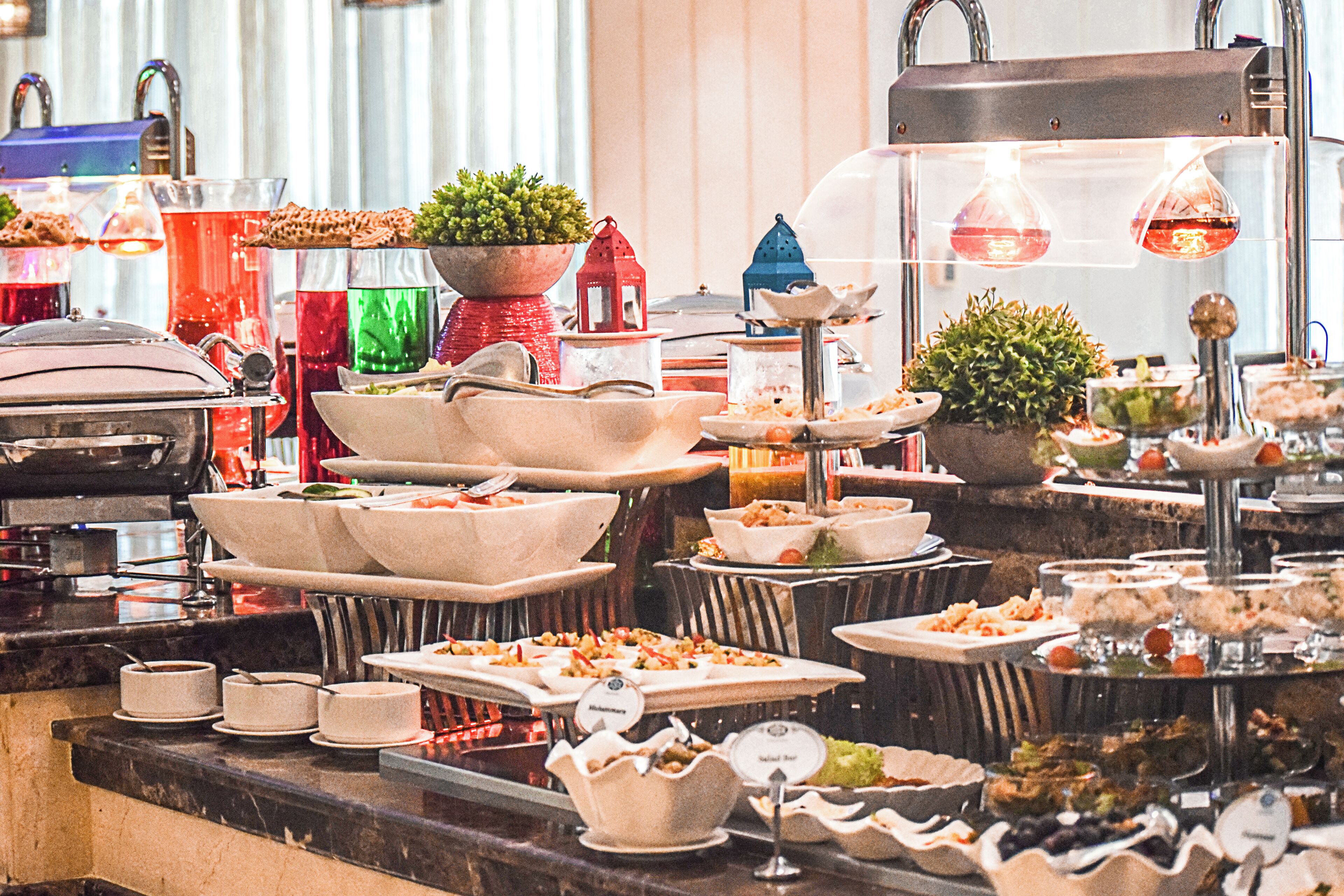 每日供應吃到飽早餐 (每人 QAR75)