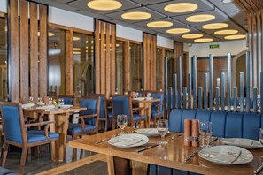 2 間餐廳；供應午餐、晚餐和早午餐