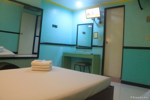 Standard (24 Hours) | WiFi (free), bed sheets - Halina Drive Inn Hotels - Sta Mesa (Manila)
