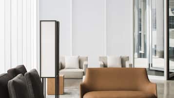 Una sala de estar moderna con un sofá, sillones y una mesa de centro.