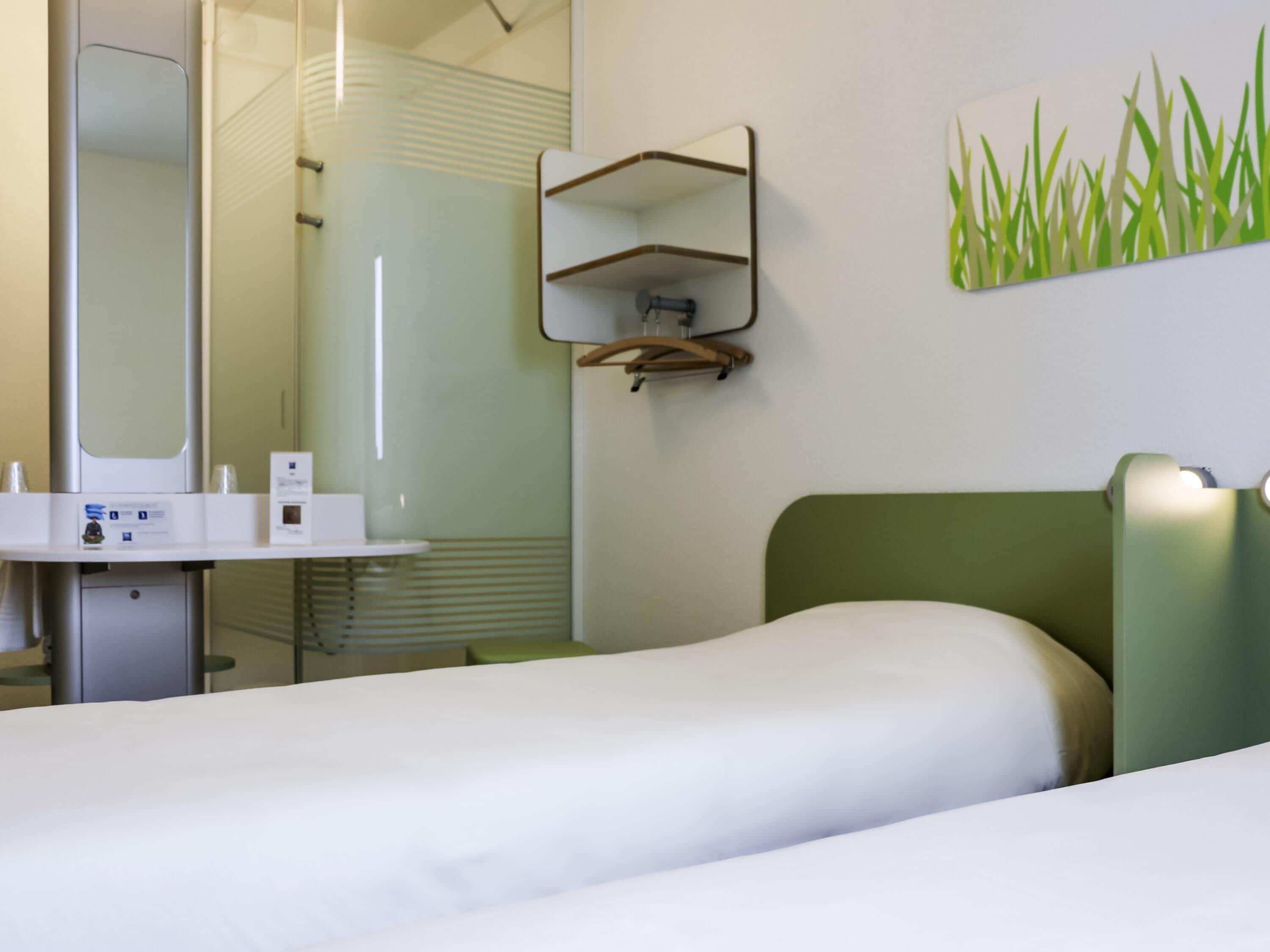 ツインルーム シングルベッド 2 台 | デスク、防音設備、WiFi (無料)、ベッドシーツ