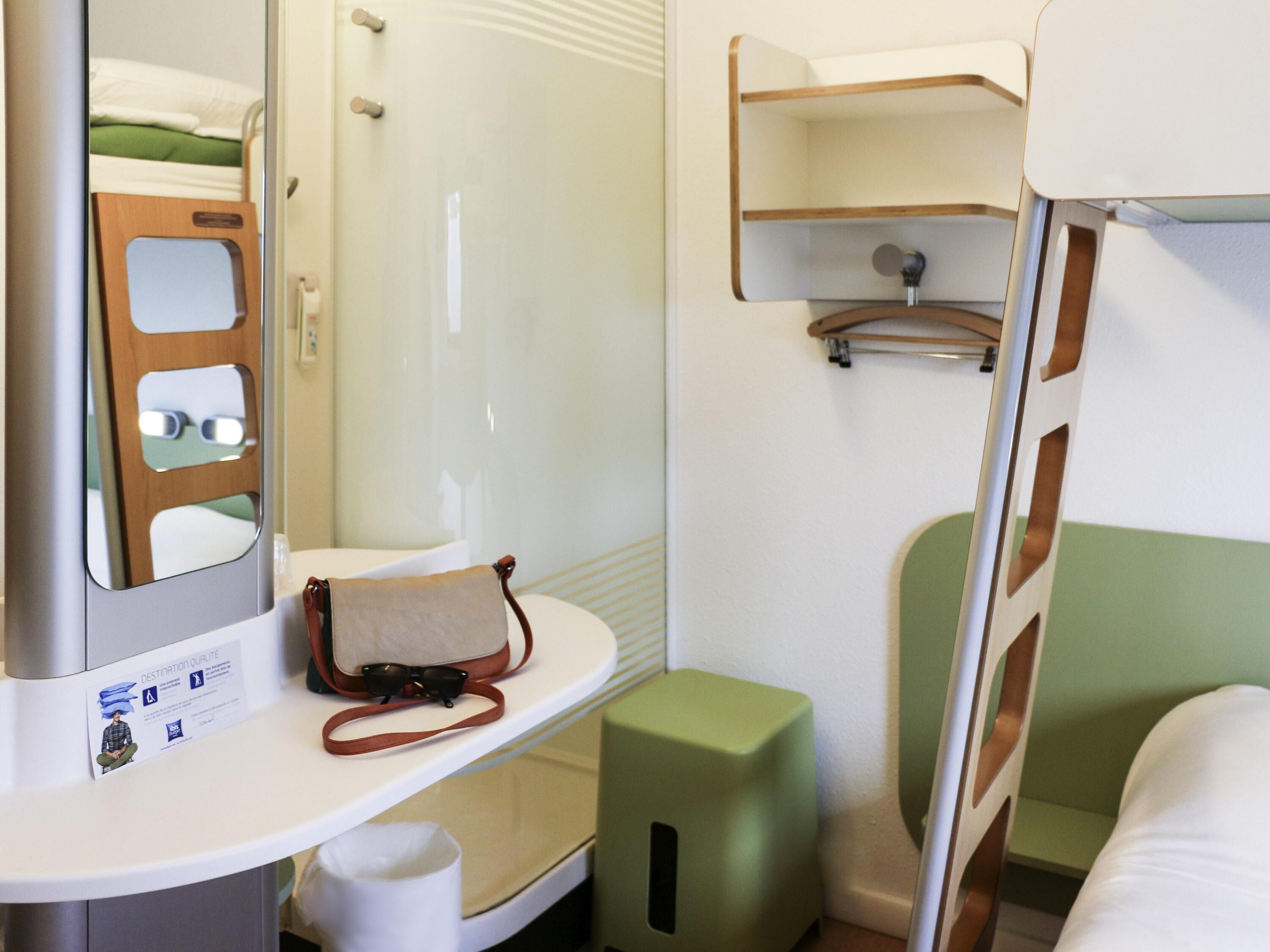 Desk, soundproofing, free WiFi, bed sheets