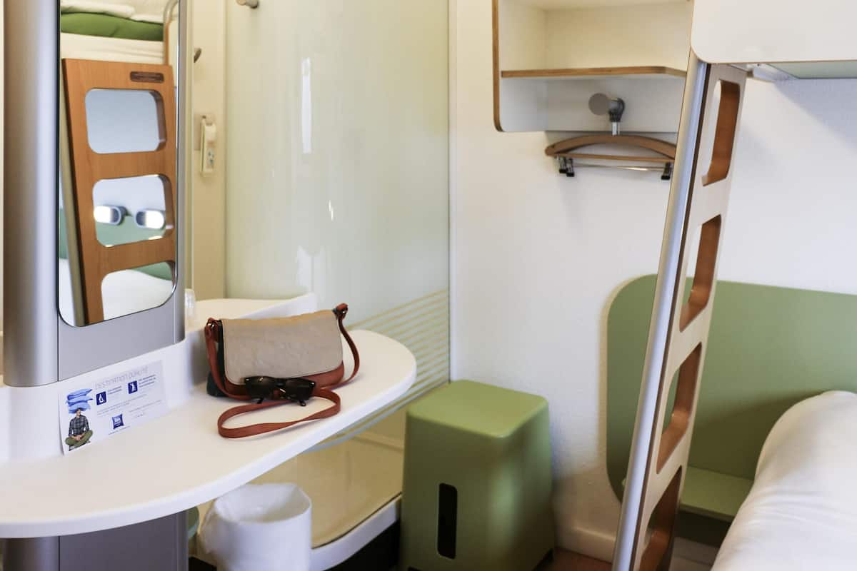 Desk, soundproofing, free WiFi, bed sheets