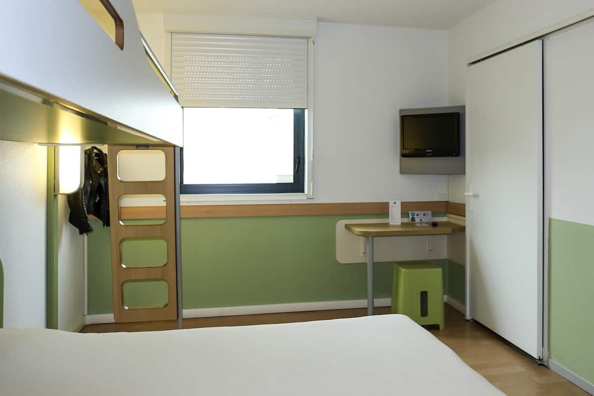 Triple Room, Multiple Beds | Desk, soundproofing, free WiFi, bed sheets