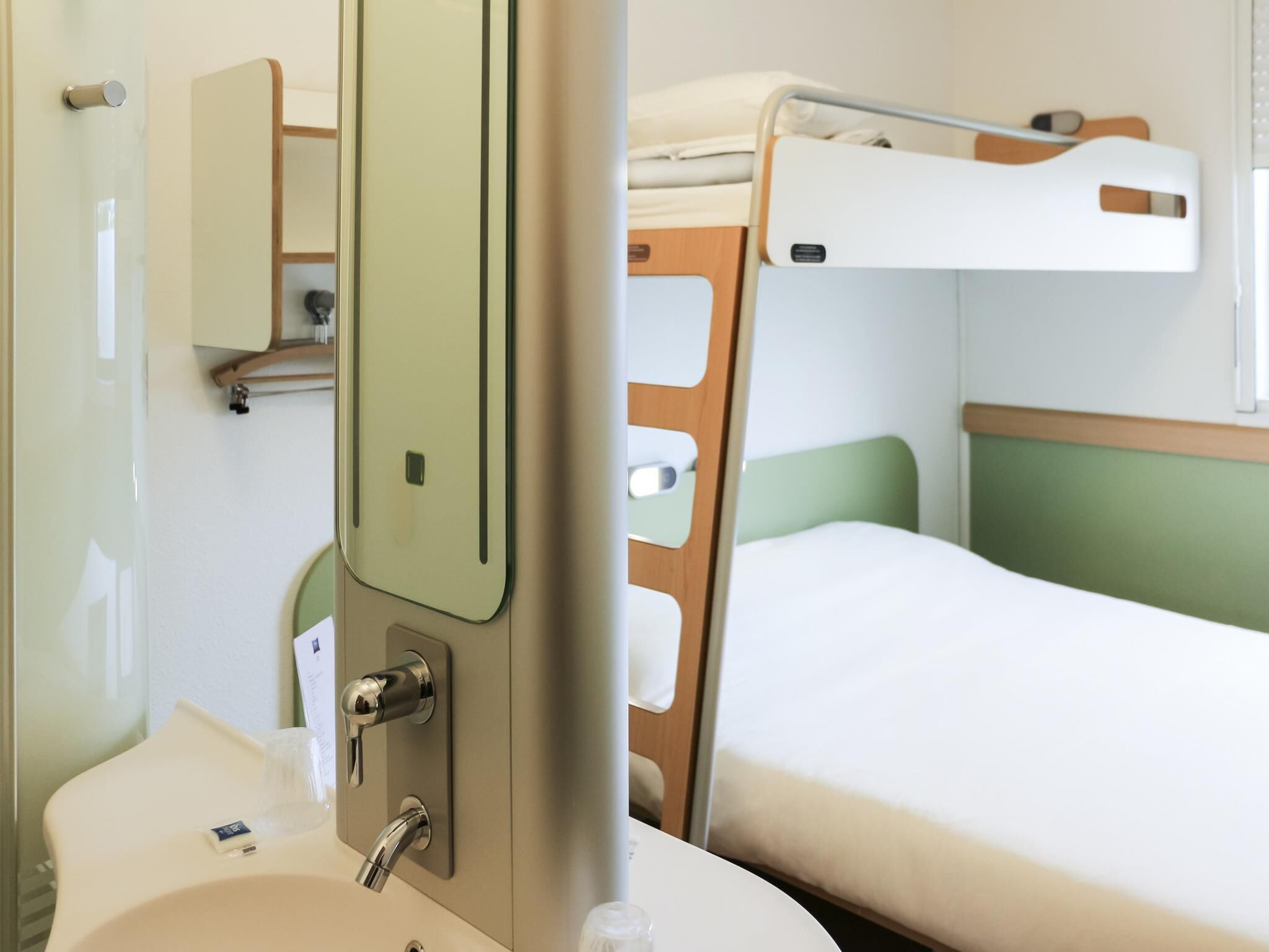 Habitación triple, varias camas | Escritorio, insonorización, wifi gratis y ropa de cama 