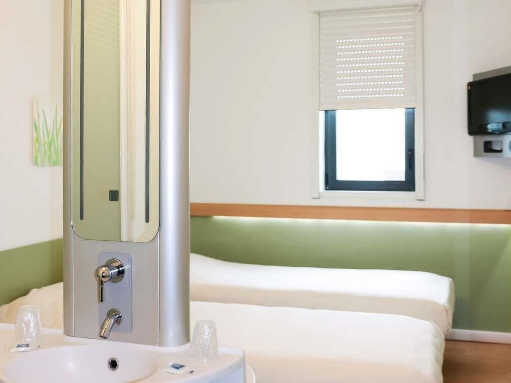 Twin Room, 2 Twin Beds | Desk, soundproofing, free WiFi, bed sheets