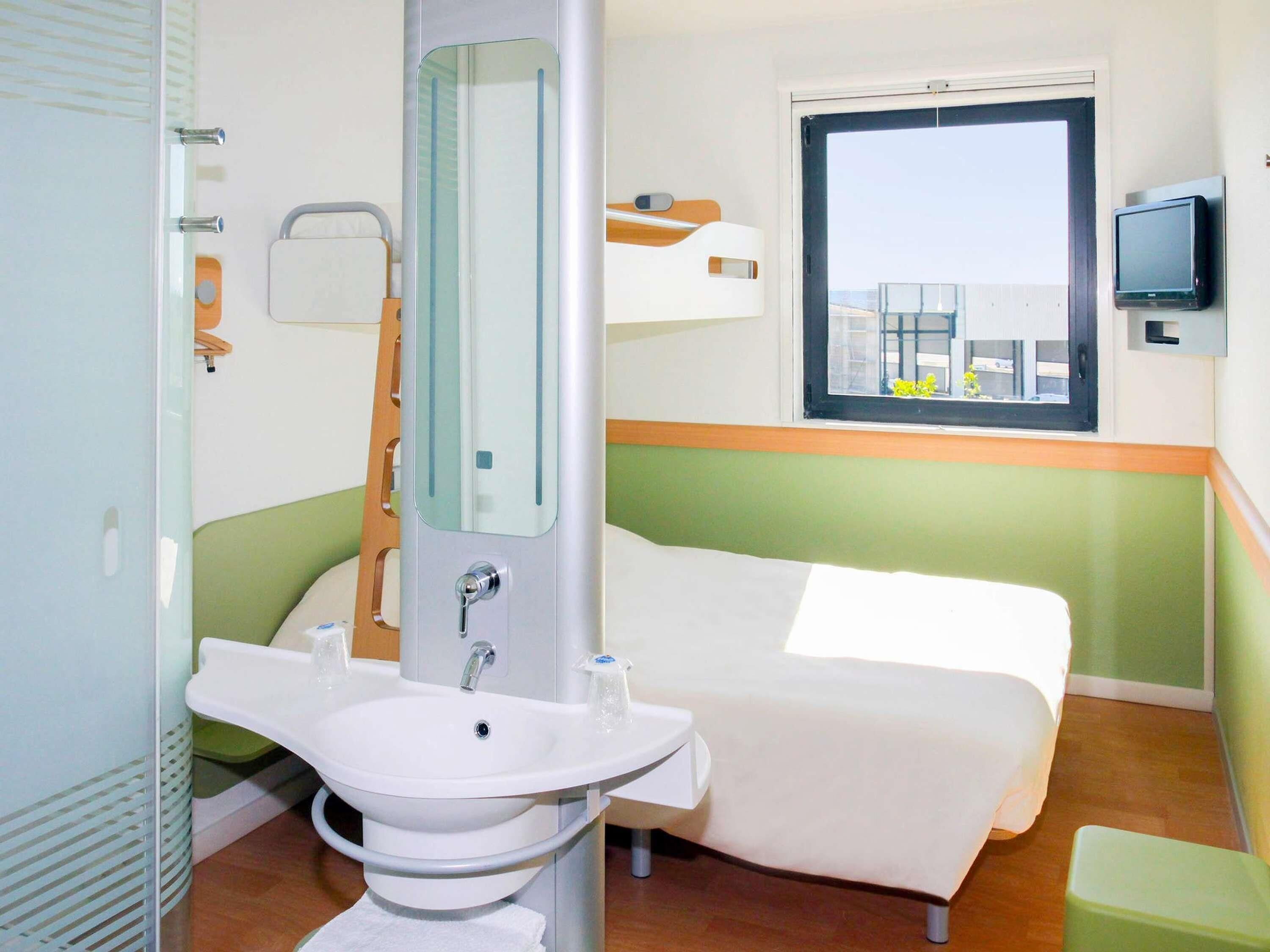 Una scrivania, insonorizzazione, Wi-Fi gratuito, lenzuola