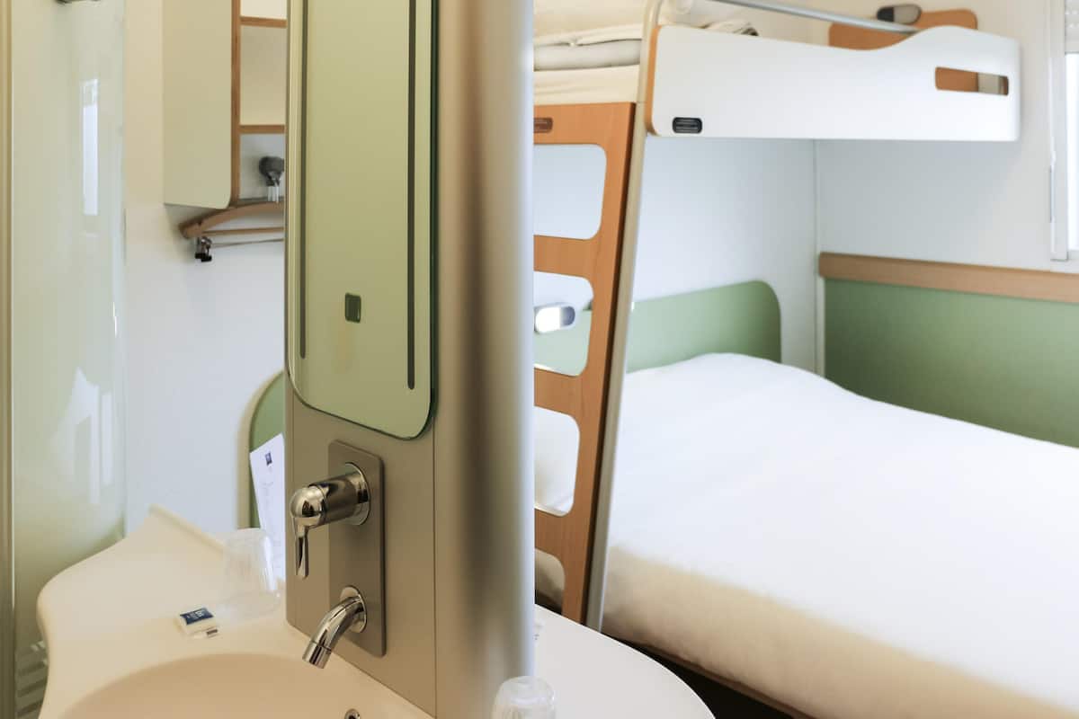 Triple Room, Multiple Beds | Desk, soundproofing, free WiFi, bed sheets