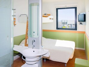 Meja kerja, kedap suara, Wi-Fi gratis, dan seprai linen