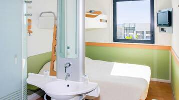 Desk, soundproofing, free WiFi, bed sheets