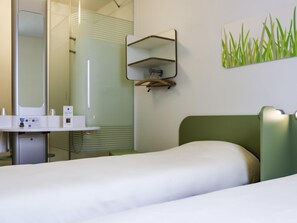 Chambre avec lits jumeaux, 2 lits une place | Bureau, chambres insonorisées, Wi-Fi gratuit, draps fournis