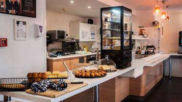 Petit déjeuner buffet servi tous les jours en supplément