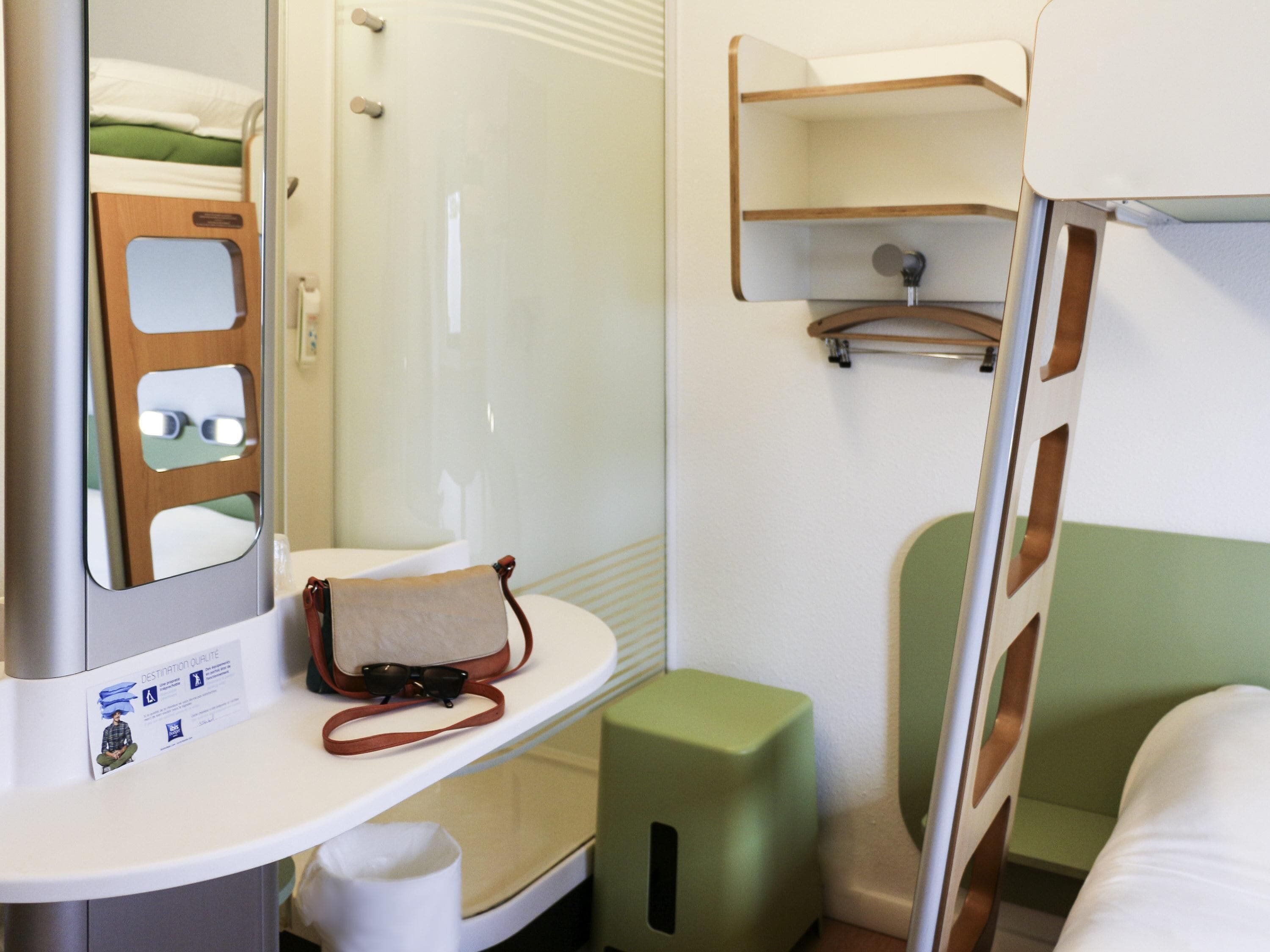 Desk, soundproofing, WiFi (free), bed sheets