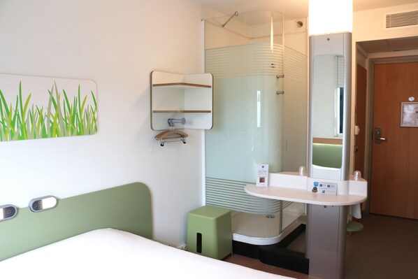 Double Room | Bathroom amenities | Shower, eco-friendly toiletries, hair dryer, towels - Ibis Budget Castelnaudary (Castelnaudary)