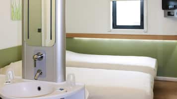 Twin Room, 2 Katil Bujang (Single) | Meja, kalis bunyi, Wi-fi percuma, cadar katil
