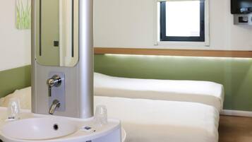 Twin kamer, 2 eenpersoonsbedden | Een bureau, geluiddichte muren, gratis wifi, beddengoed