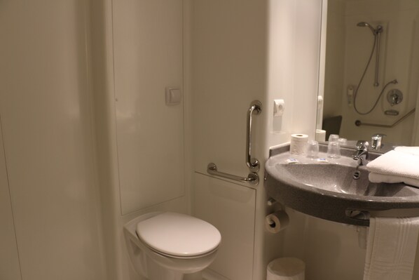 Shower, eco-friendly toiletries, hair dryer, towels - Ibis Budget Castelnaudary (Castelnaudary)