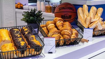 Tägliches Frühstücksbuffet (8.50 EUR pro Person)