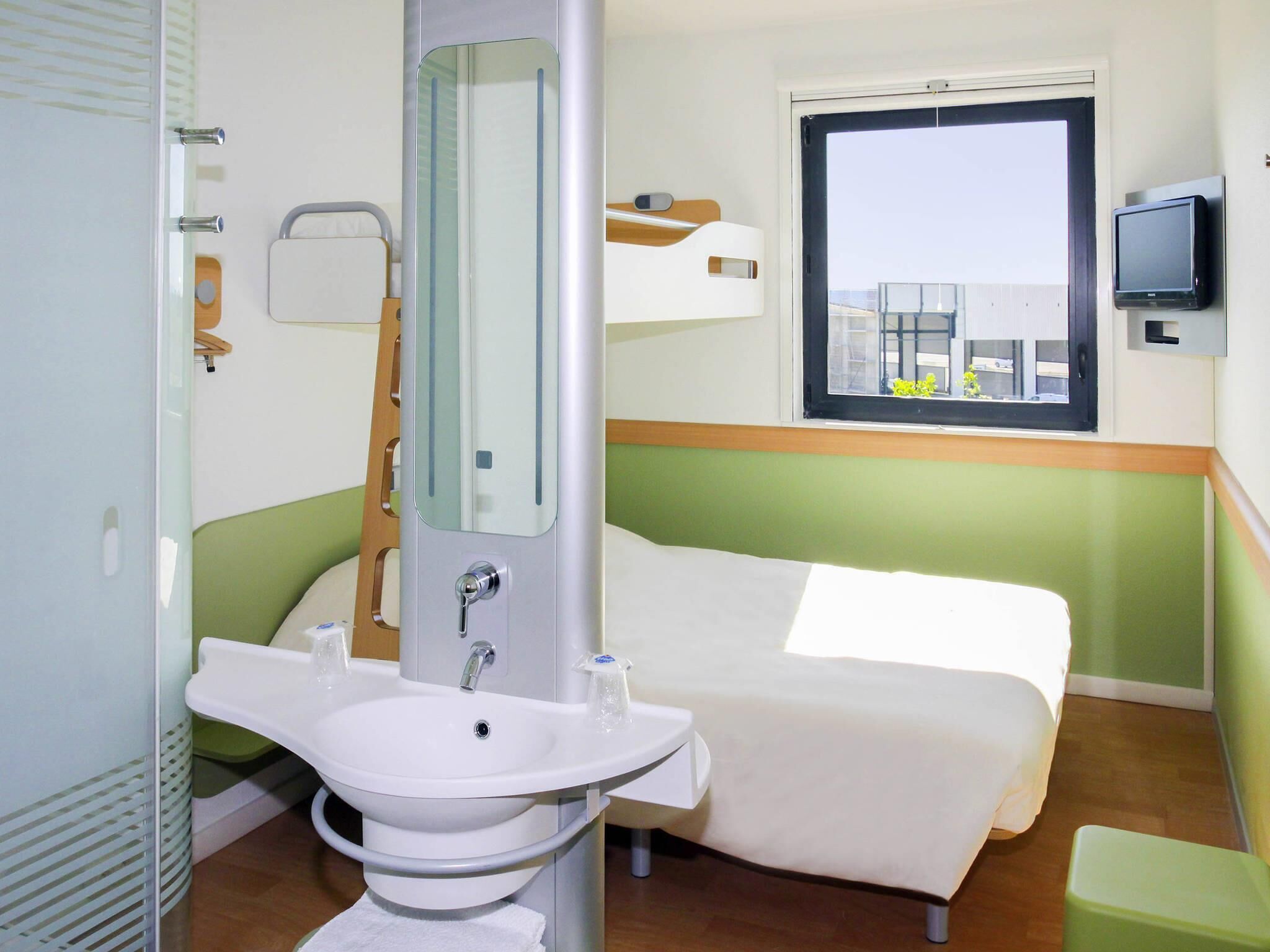 Desk, soundproofing, free WiFi, bed sheets