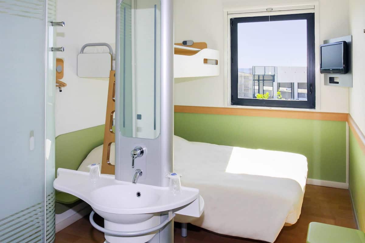 desk, soundproofing, free wifi, bed sheets