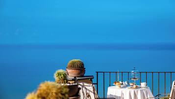 Petit déjeuner buffet (15.00 EUR par personne)