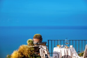 Se ofrece un desayuno bufé todos los días (por un coste adicional)