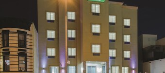 La Quinta Inn & Suites by Wyndham Brooklyn East