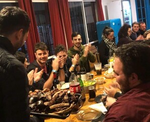 Family dining - Gorilla - Hostel (Mendoza)