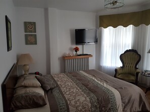 Standard Room, 1 Queen Bed | Blackout drapes, free WiFi