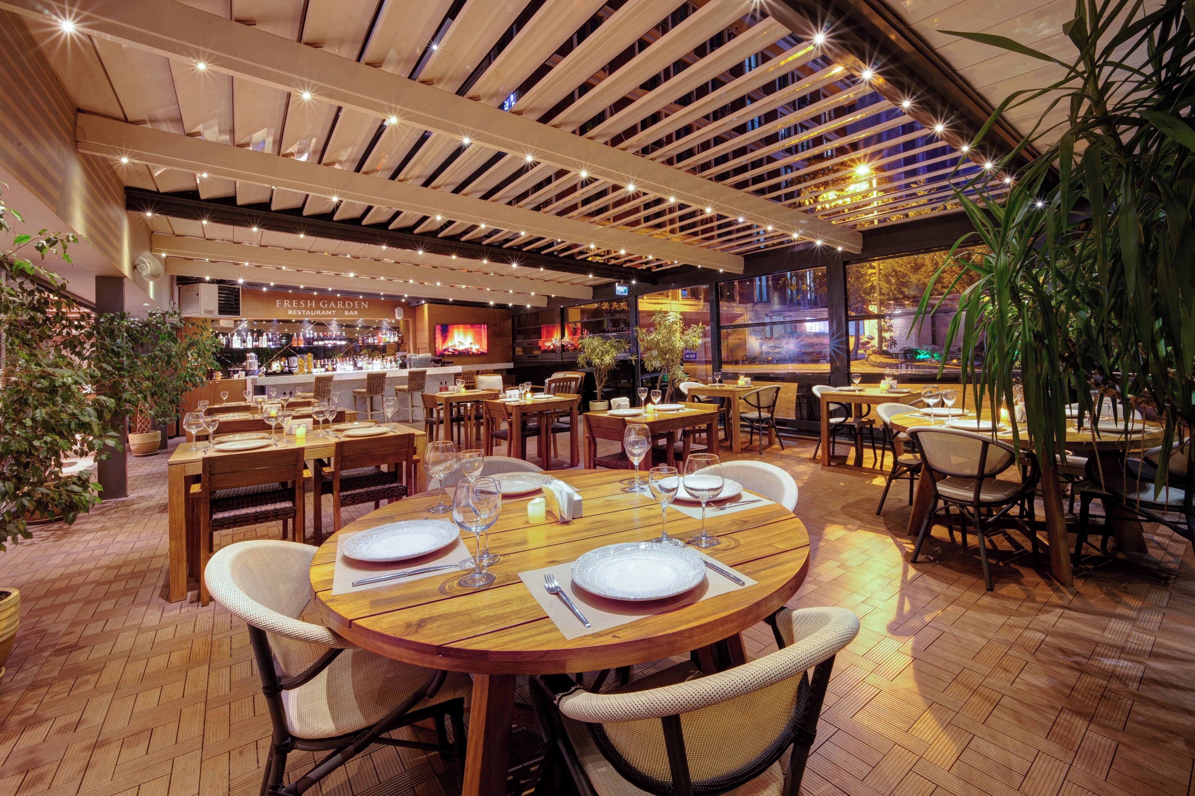 Aamiainen ja lounas; kansainvälinen keittiö, näkymät puutarhaan 