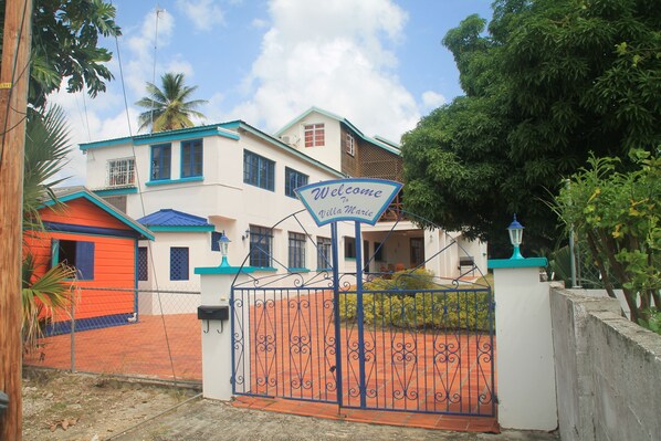 ด้านหน้าที่พัก