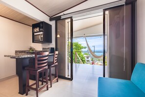 Habitación Premium, vista al océano | Área de sala de estar | Televisión de 32 pulgadas con canales por cable 