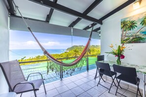 Habitación Confort | Área de sala de estar | Televisión de 32 pulgadas con canales por cable 