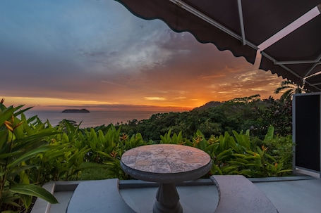 Panoramic Room, Mixed Dorm, Connecting Rooms, Sea View | Living area | 32-inch TV with cable channels