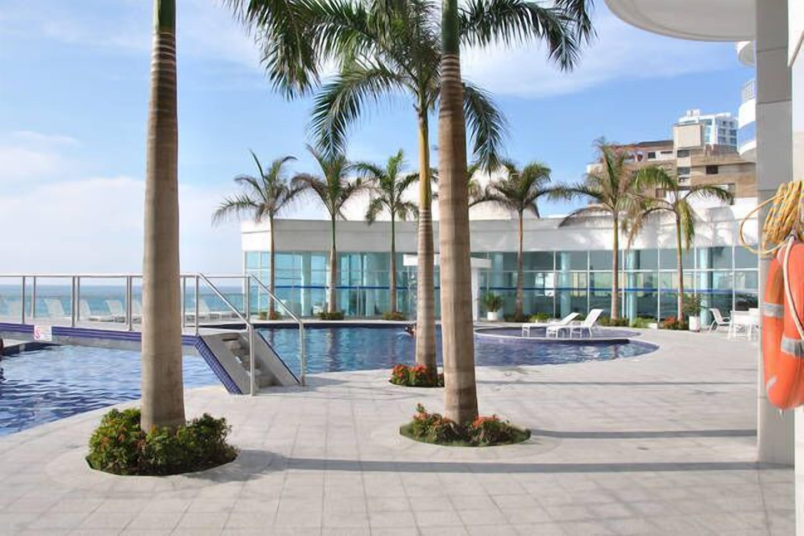 Alberca al aire libre, acceso de 09:00 a 19:00, y camastros 