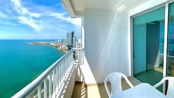 Departamento Premium, 2 habitaciones, balcón, vista a la playa | Balcón