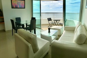 Departamento estándar, 2 habitaciones, balcón, vista a la playa | Sala de estar | Televisión LCD de 32 pulgadas con canales por cable y televisión 