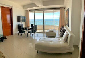 Premium Apartment, 2 Bedrooms, Balcony, Beach View | Living room | 32-inch LCD TV with cable channels, TV - Apartamentos frente al mar Cartagena - Edificio Palmetto (Cartagena)