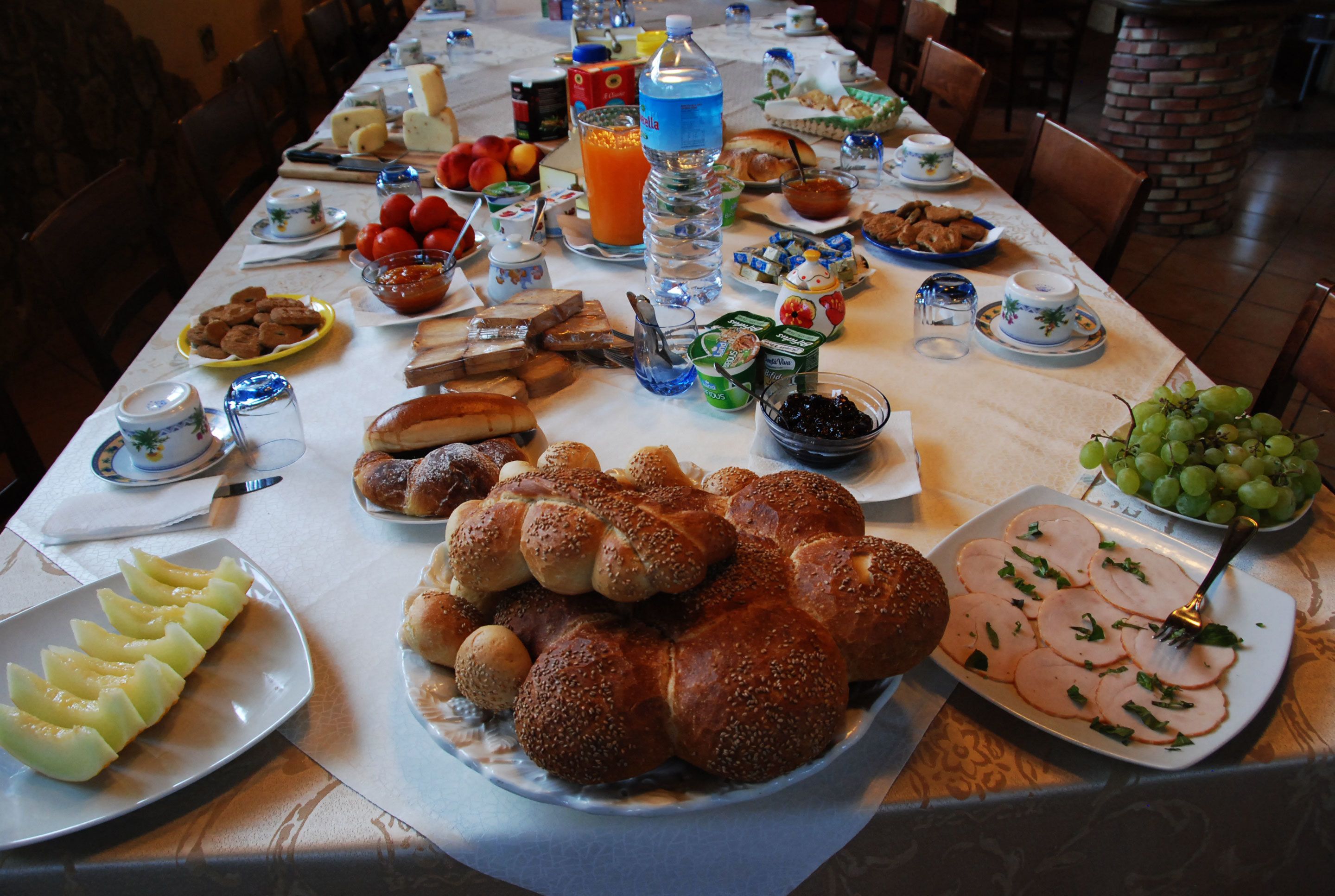 Un buffet de petit-déjeuner proposant une variété d'aliments et de boissons.