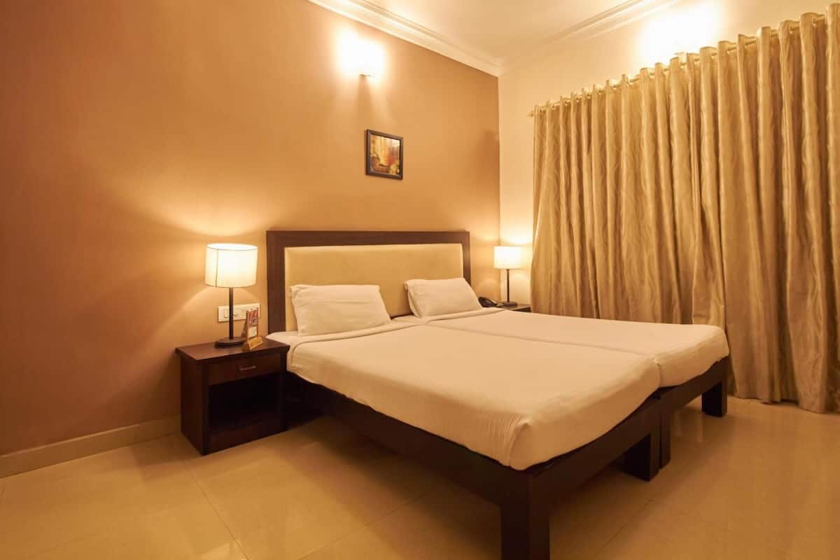Premium bedding, in-room safe, iron/ironing board, free WiFi