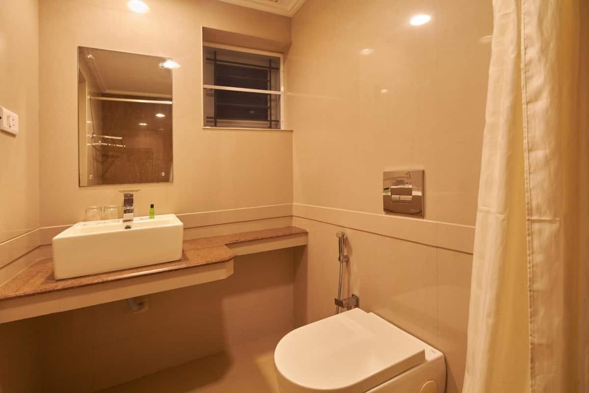 shower, rainfall showerhead, free toiletries, hair dryer