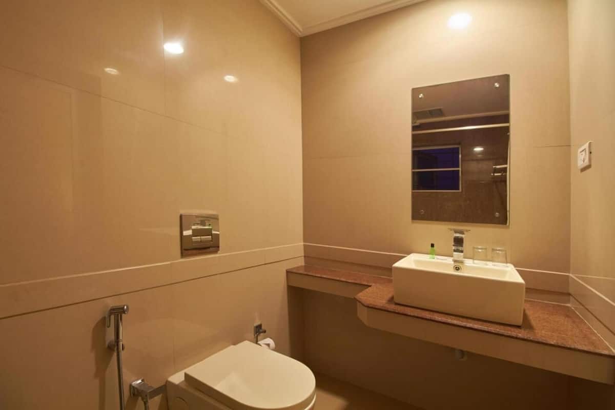 shower, rainfall showerhead, free toiletries, hair dryer