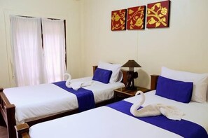 A hotel room with two beds, white bedding, blue accents, and decorative wall art. - Huenchandee (Chiang Rai)