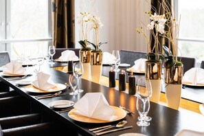 Phục vụ bữa trưa và bữa tối, món Đức 