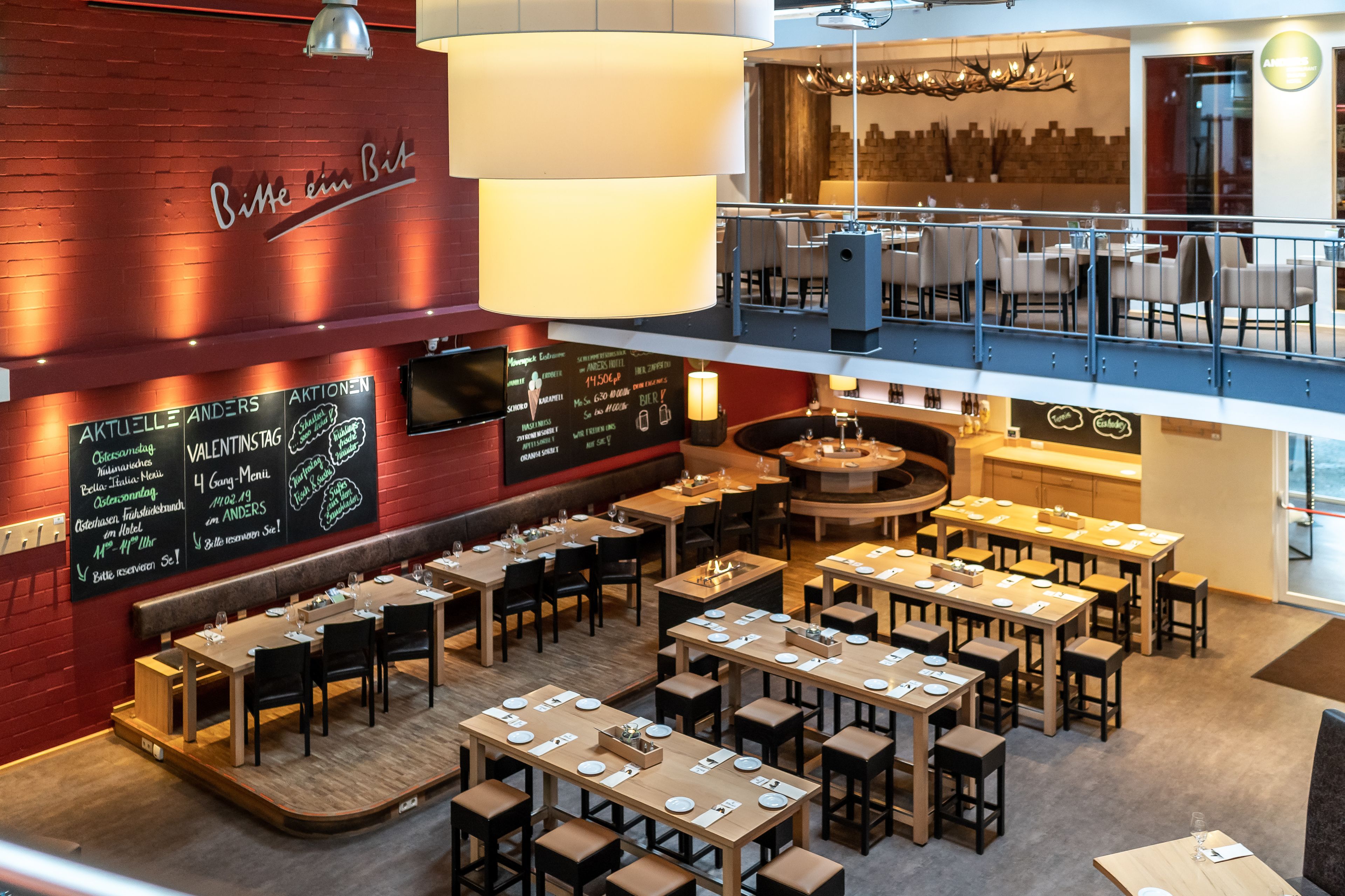 Un restaurante con varias zonas de comedor, un menú a la vista y un diseño interior moderno.