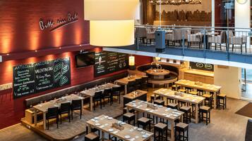 Un restaurante con varias zonas de comedor, un menú a la vista y un diseño interior moderno.