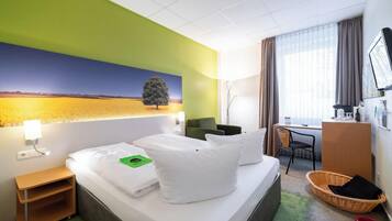 Ylelliset vuodevaatteet, tallelokero huoneessa, työpöytä