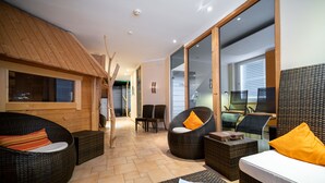 Un interior moderno con mobiliario de mimbre, techo de madera y puerta de cristal que da a un balcón.