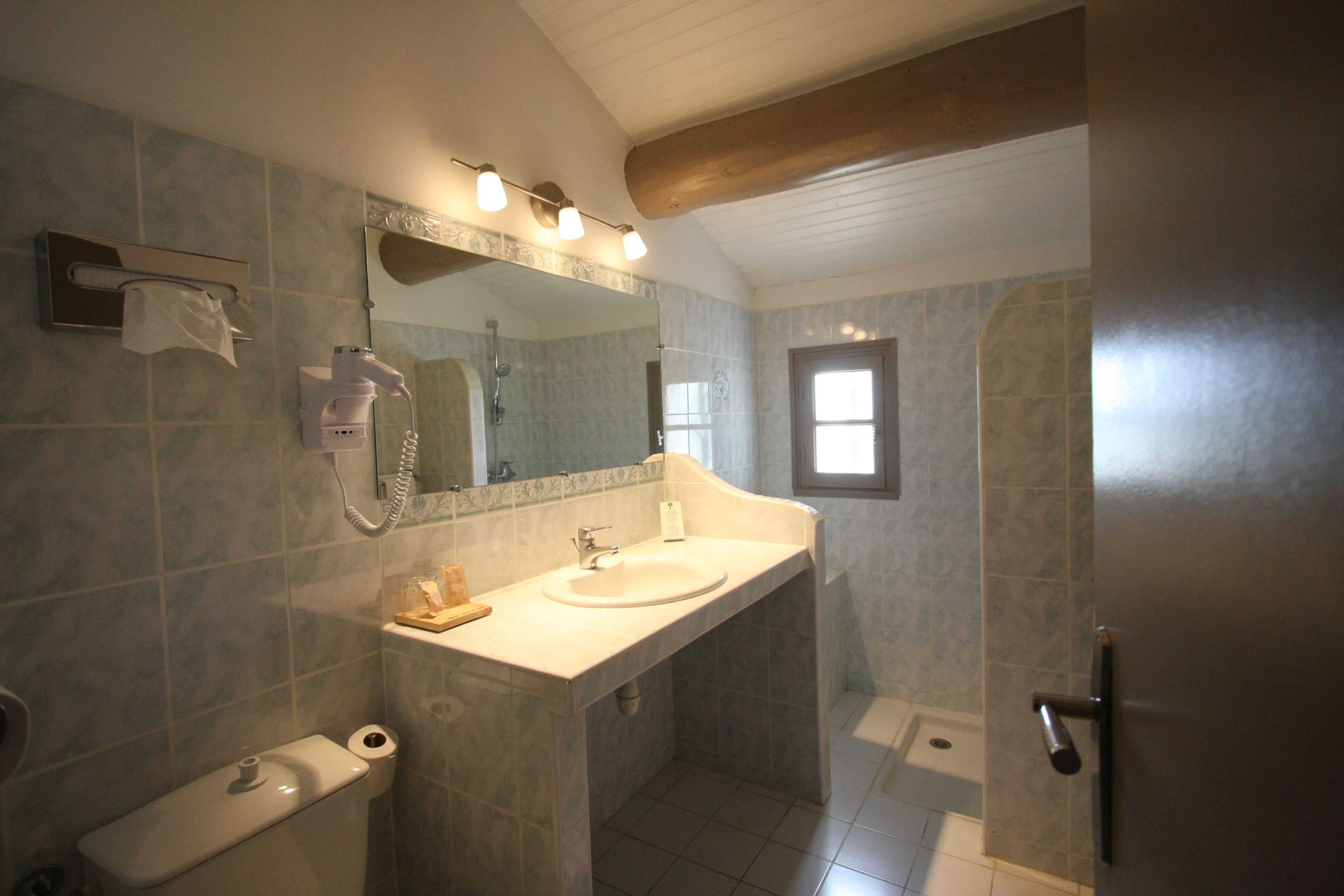 Un bagno con il water, il lavandino e la doccia.